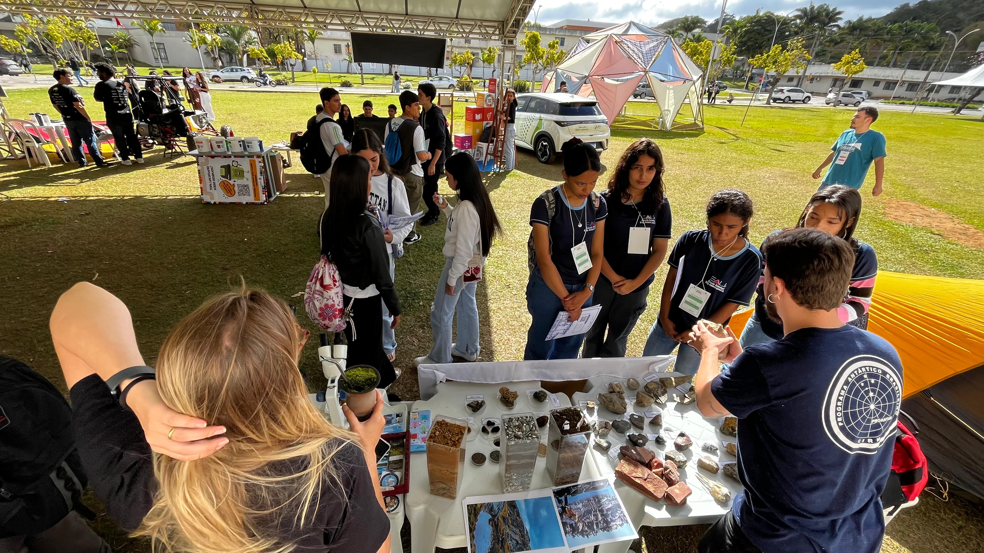 Apresentação do estande para estudantes do ensino médio