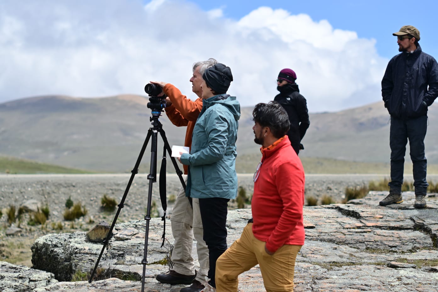 Repórteres Sônia Bridi e Paulo Zero nos bastidores das gravações com integrantes do Terrantar