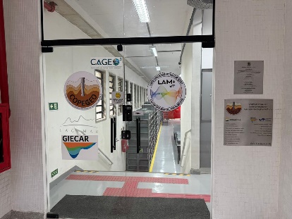 Corredor do LAM+ com portas para as salas do laboratório.