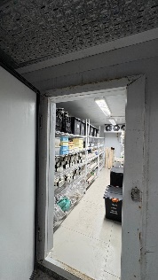 Porta de acesso a uma sala de equipamentos do LAM+.