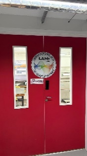 Porta vermelha de uma das salas do LAM+.
